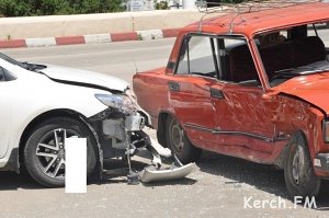 Перед Горьковским мостом в Керчи столкнулись две легковушки