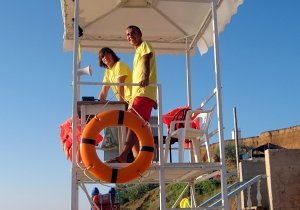На крымских пляжах продолжается установка спасательных вышек