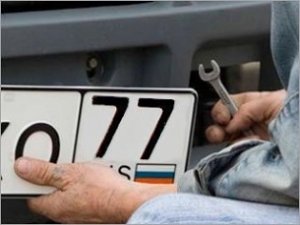 Мошенник торговал ворованными номерами машин в Крыму