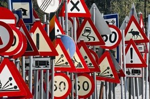 В Керчи дорожные знаки переведут на русский