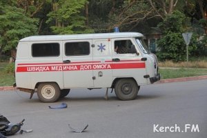 В Керчи мопедист от столкновения с легковушкой вылетел на дорогу