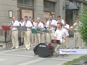 По всему центру Симферополя гремит музыка, настроение у людей приподнятое