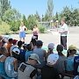 Сотрудники Госавтоинспекции Севастополя рассказывают школьникам в детских оздоровительных лагерях о правилах поведения на дорогах