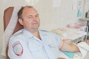Сотрудники вневедомственной охраны сдали кровь для пострадавшей девочки