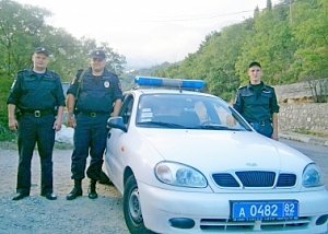 В Алупке сотрудники вневедомственной охраны по «горячим следам» задержали подозреваемого в попытке ограбления