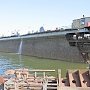 На Керченском судоремонтном заводе из под воды подняли затонувший док