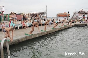 В Керчи День рыбака начался с соревнований по плаванию