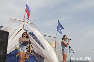 На набережной Керчи коллективы города устроили концерт