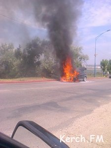 В Керчи на дороге загорелась иномарка