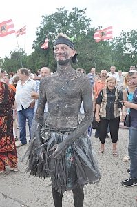 На День рыбака в Керчи желающие смогли прогуляться по рыболовецкому судну