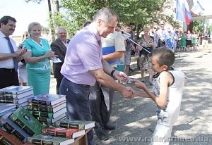 Владимир Константинов вручил юным жителям с.Войково Первомайского района паспорта граждан Российской Федерации