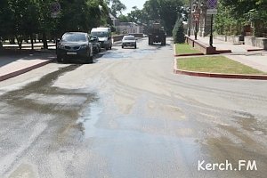 В Керчи ул. Театральная стоит в воде