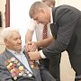 Шеремет вручил ветерану ВОВ утерянные награды