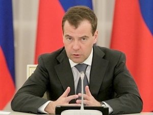 Медведев требует разгрузить Керченскую переправу