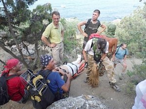 Жительница Сибири сломала ногу, спускаясь на пляж в Балаклаве