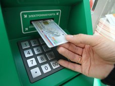 Для своевременных социальных выплат крымчанам предложили переходить на банковские карты