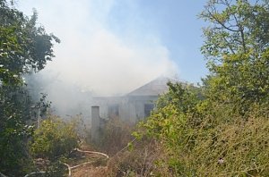 В Севастополе загорелся заброшенный частный дом