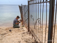 Под контролем Михаила Шеремета на пляжах Феодосии снесли нарушающие закон заграждения