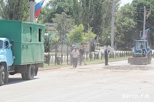 По Свердлова в Керчи из-за провала на дороге не ходит транспорт