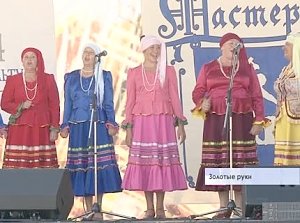 Песни, танцы, и сотни разнообразнейших изделий, какие мастера создали своими руками, можно было увидеть на фестивале народных промыслов