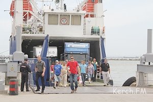 В Керчи на паромной переправе растет очередь выезжающих