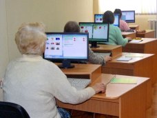 Ветеранам Севастополя презентовали компьютеры