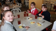 Бесплатное питание школьников младших классов в Крыму сохранят