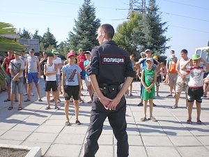 В ялтинском детском лагере «Воронеж» проведена «Зарядка со стражем порядка»
