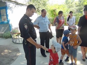 С ребятами из крымского Республиканского детского противотуберкулезного санатория «Опушки» проведена «Зарядка со стражем порядка»