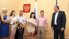 В Симферополе вручили первые российские свидетельства о рождении