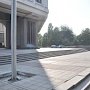 Возле здания Госсовета Крыма установили флагштоки