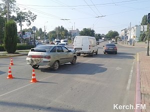 В Керчи машина врезалась в почтовую ГАЗель