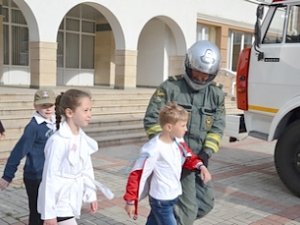 Пожарные проверяют школы и детсады Крыма