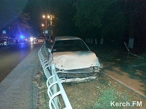 Машина в Керчи снесла забор