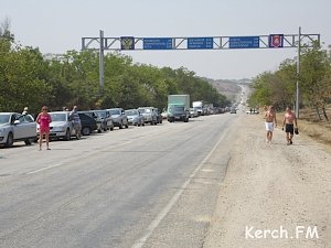 Керчане раздавали питьевую воду людям в очереди