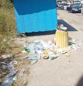Керченские улицы люди из очереди на переправу заваливают мусором