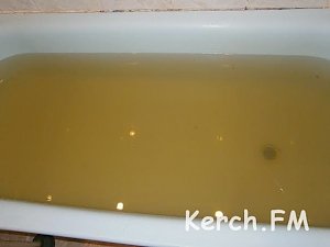 Керчане жалуются, что из крана течет вода коричневого цвета