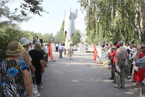 Коммунисты почтили память жертв бомбардировки Сталинграда