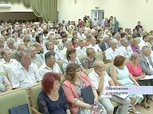 Новые стандарты образования, достойная зарплата учителям, дополнительные места в детских садах и многое другое