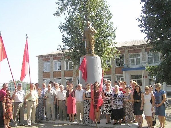 Республика Адыгея. Коммунисты открыли новый памятник В.И. Ленину