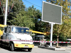 В центре Севастополя монтируют экран для трансляции новостей