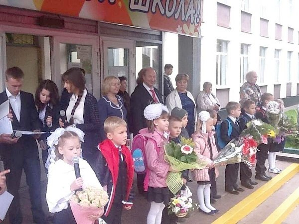 В.Ф. Рашкин поздравил московских школьников с Днем знаний. Депутат-коммунист посетил праздничную линейку в школе №1137