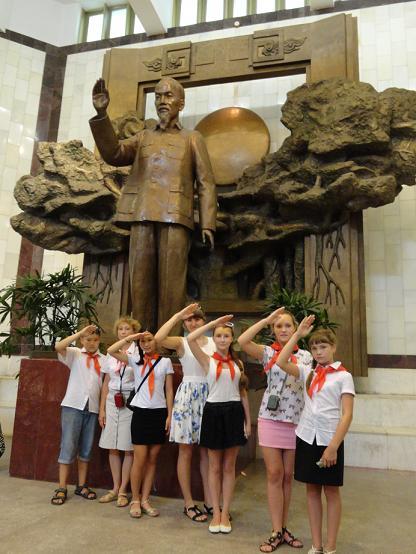 Иркутские пионеры нанесли "визит дружбы" в социалистический Вьетнам