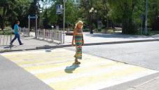 Пешеходные переходы в Евпатории начали красить в желтый цвет