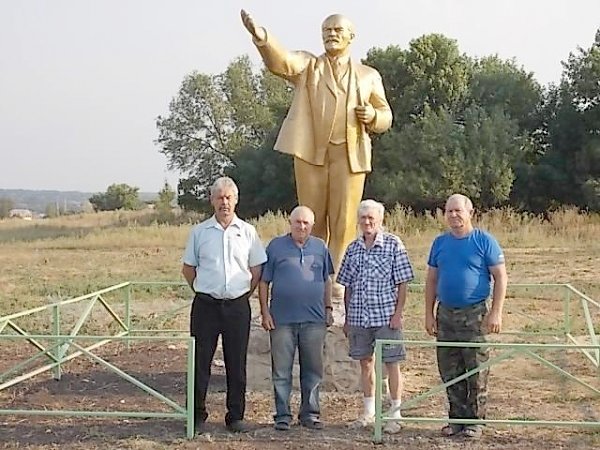 Воронежская область. Верхнемамонские коммунисты приводят в порядок памятники вождю трудового народа во всех сёлах района