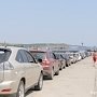Почти девять сотен машин стоит в очереди на переправу в Крыму