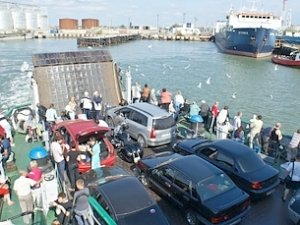 Очередь на паром из Крыма растет с каждым часом