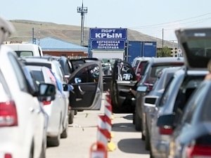 Очереди на переправе почти нет. В порту «Крым» десять машин