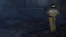 В Севастополе сильный ветер раздул большой пожар в заброшенном здании