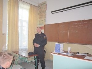 Белогорские полицейские проводят профориентационные работы между учащихся